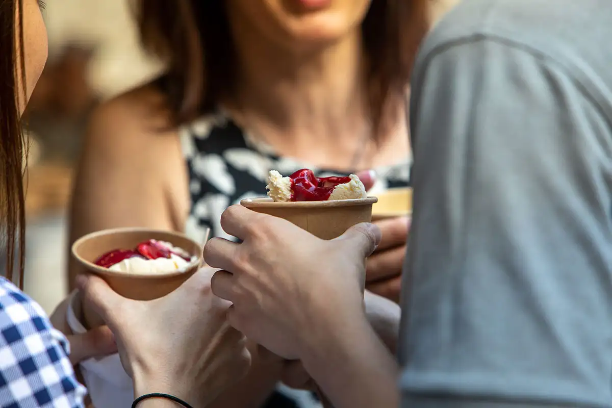 Particulier : amis mangeant une glace en pot