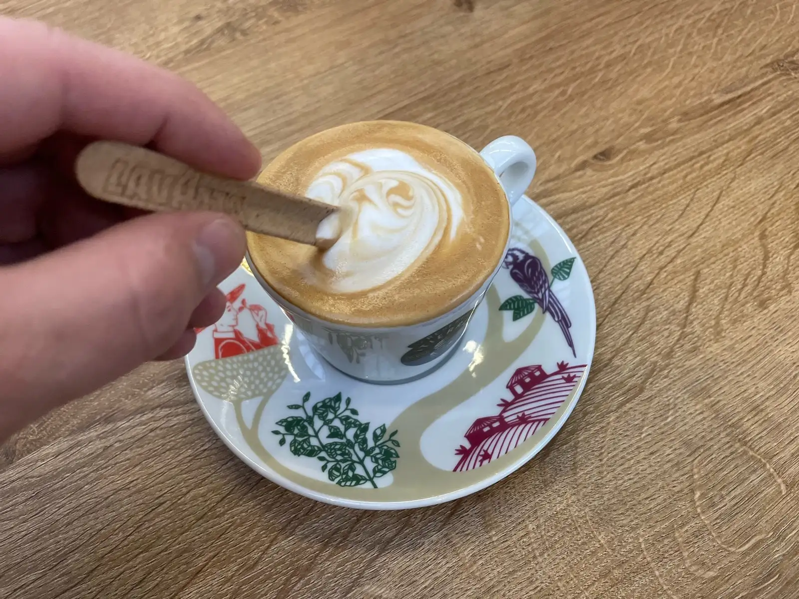 Touillette à café comestible avec un délicieux café